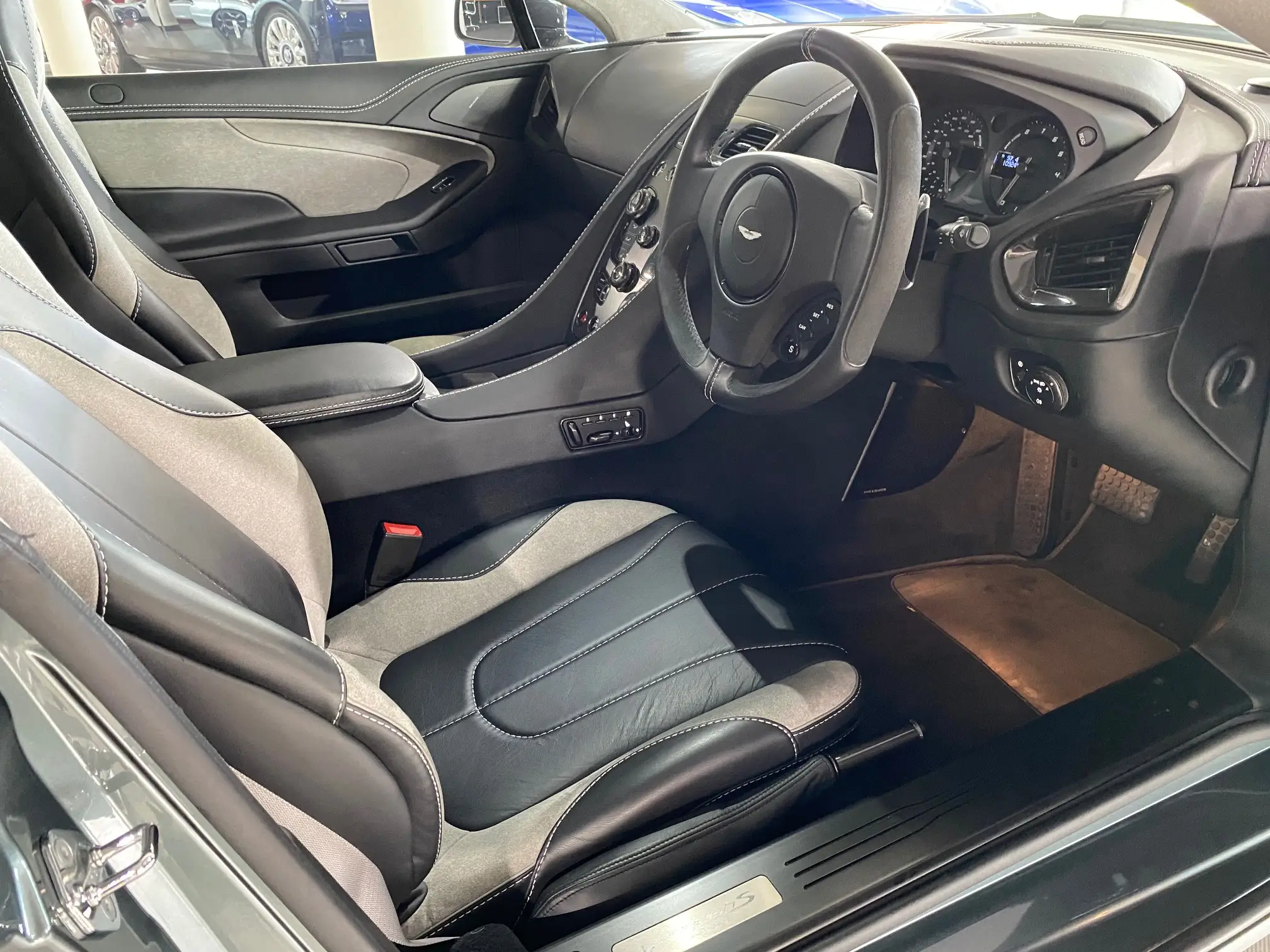 Aston martin vanquish салон