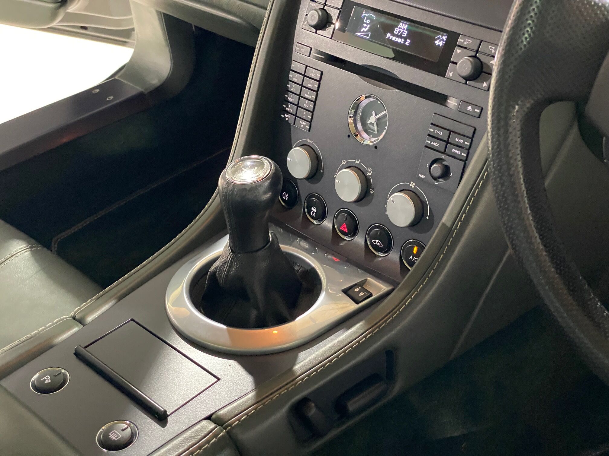 ASTON MARTIN V8 VANTAGE MANUAL REVIEW visual data 8